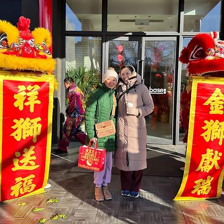 Base-Beijing Wangfujing Serviced Apartment- In Hutong &Bike Rental &Close To Forbidden City, Tian'Anmen Square &Subway Nearby &Free Coffee &Washing Machine,Kitchen &Restaurant Discount &English Speaking &High Speed Free Wifi Экстерьер фото Chinese New Year celebrations at the shopping centre in 2018
