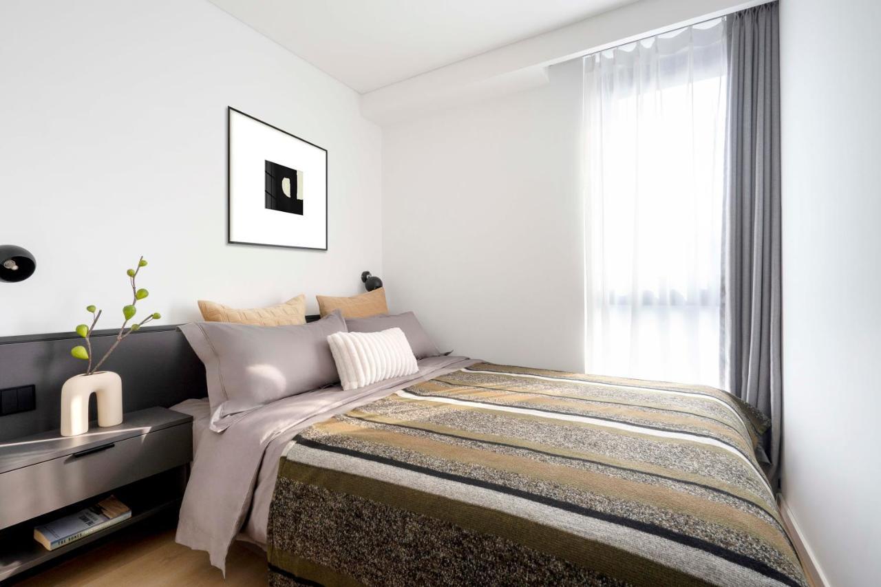 Base-Beijing Wangfujing Serviced Apartment- In Hutong &Bike Rental &Close To Forbidden City, Tian'Anmen Square &Subway Nearby &Free Coffee &Washing Machine,Kitchen &Restaurant Discount &English Speaking &High Speed Free Wifi Экстерьер фото A bedroom