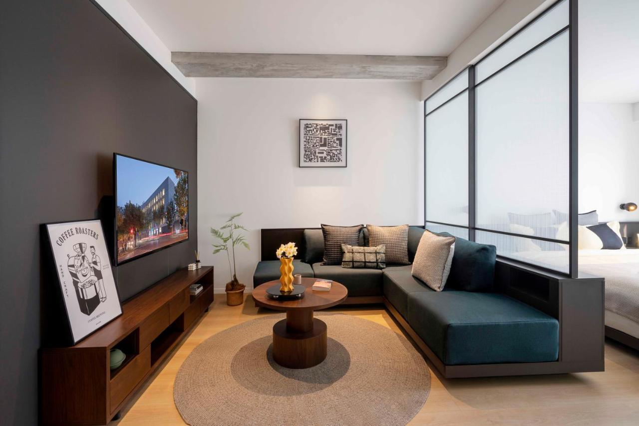 Base-Beijing Wangfujing Serviced Apartment- In Hutong &Bike Rental &Close To Forbidden City, Tian'Anmen Square &Subway Nearby &Free Coffee &Washing Machine,Kitchen &Restaurant Discount &English Speaking &High Speed Free Wifi Экстерьер фото A living room