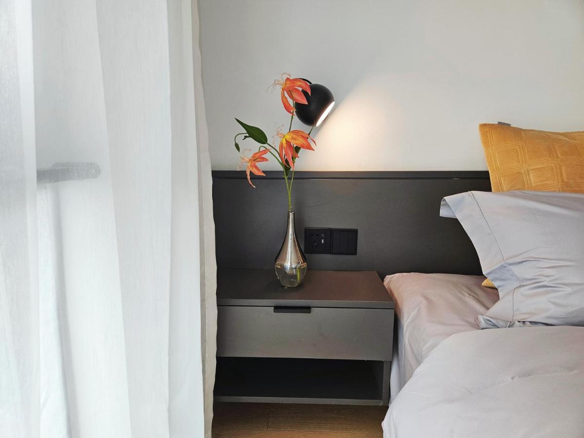 Base-Beijing Wangfujing Serviced Apartment- In Hutong &Bike Rental &Close To Forbidden City, Tian'Anmen Square &Subway Nearby &Free Coffee &Washing Machine,Kitchen &Restaurant Discount &English Speaking &High Speed Free Wifi Экстерьер фото A bedside table