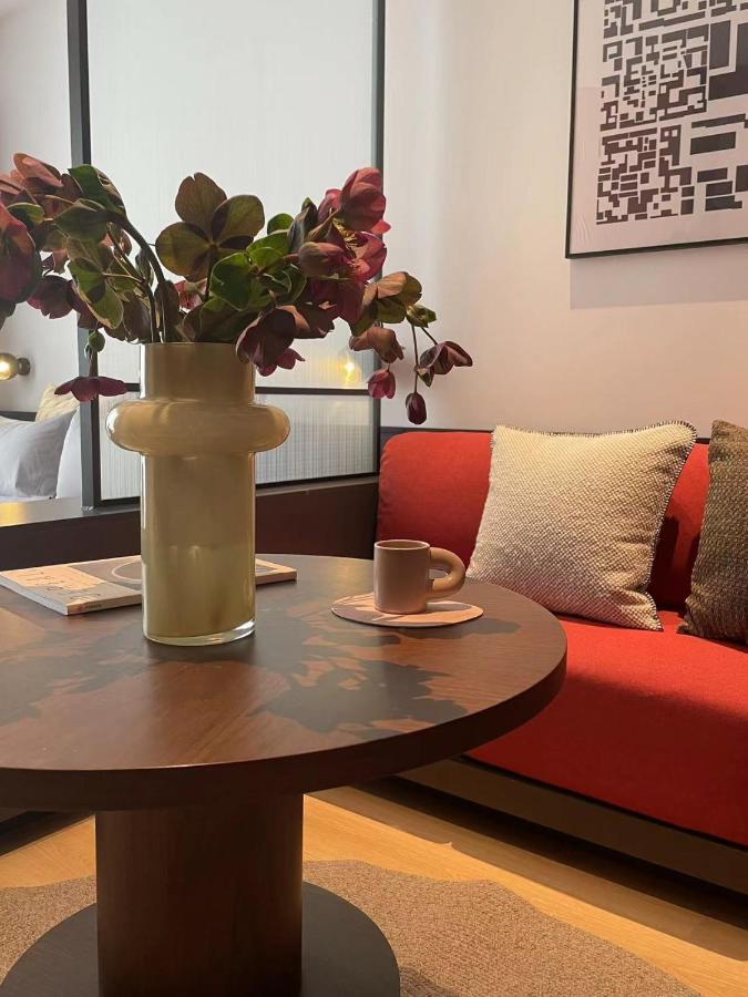 Base-Beijing Wangfujing Serviced Apartment- In Hutong &Bike Rental &Close To Forbidden City, Tian'Anmen Square &Subway Nearby &Free Coffee &Washing Machine,Kitchen &Restaurant Discount &English Speaking &High Speed Free Wifi Экстерьер фото The interior of the cafe