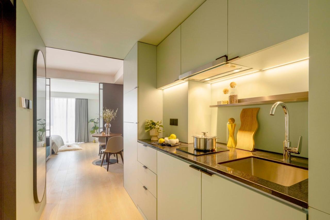 Base-Beijing Wangfujing Serviced Apartment- In Hutong &Bike Rental &Close To Forbidden City, Tian'Anmen Square &Subway Nearby &Free Coffee &Washing Machine,Kitchen &Restaurant Discount &English Speaking &High Speed Free Wifi Экстерьер фото Kitchen
