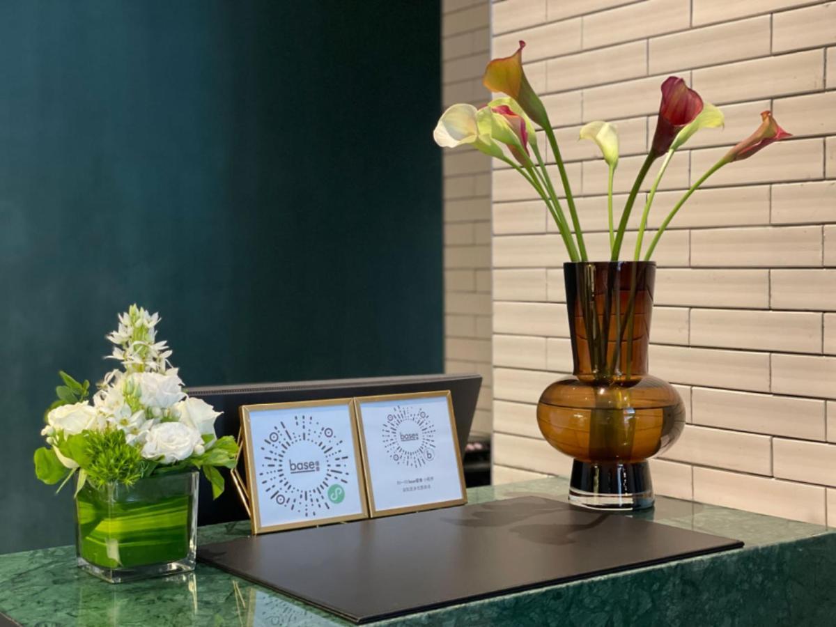 Base-Beijing Wangfujing Serviced Apartment- In Hutong &Bike Rental &Close To Forbidden City, Tian'Anmen Square &Subway Nearby &Free Coffee &Washing Machine,Kitchen &Restaurant Discount &English Speaking &High Speed Free Wifi Экстерьер фото Reception desk at the hotel