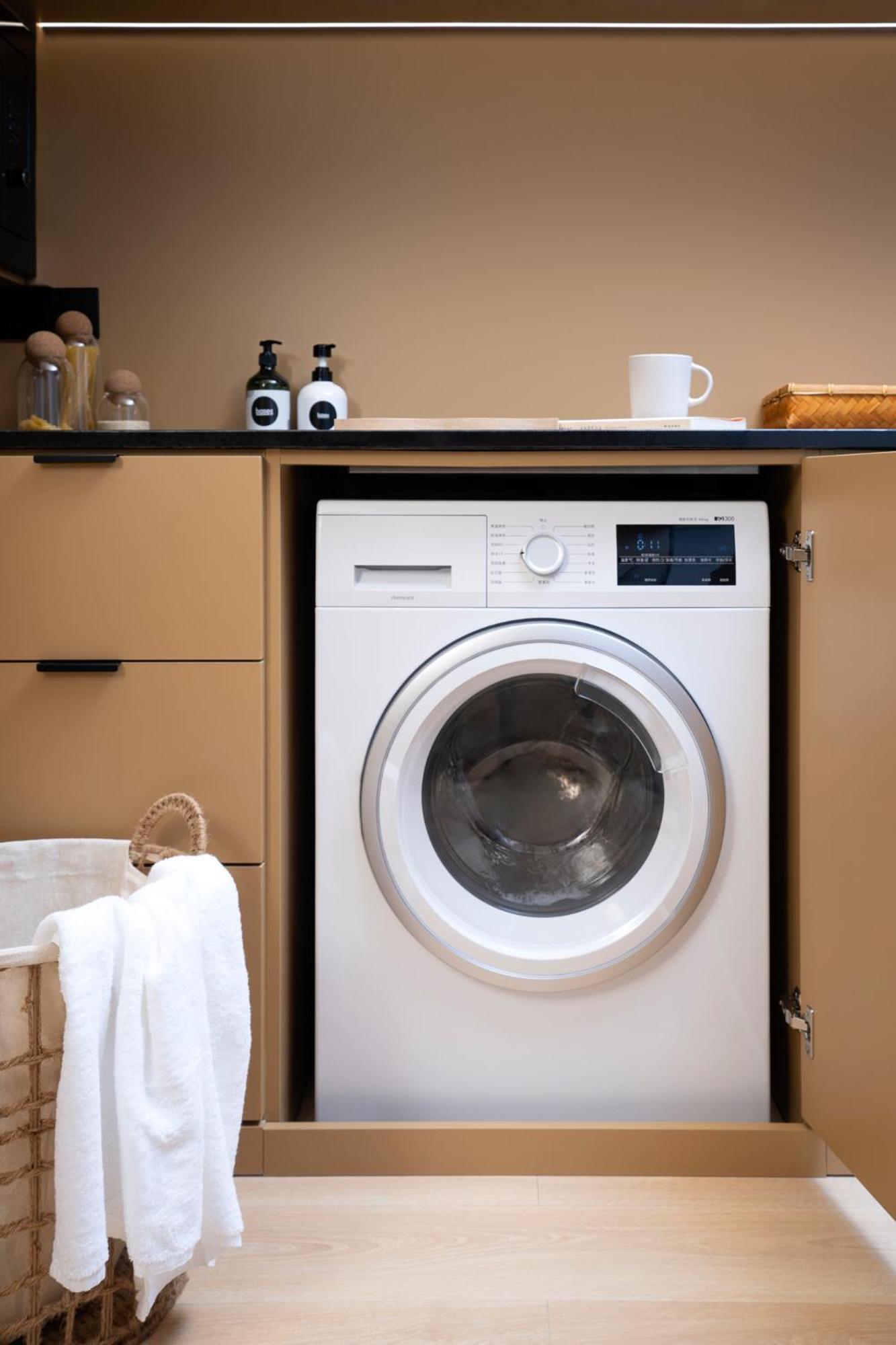 Base-Beijing Wangfujing Serviced Apartment- In Hutong &Bike Rental &Close To Forbidden City, Tian'Anmen Square &Subway Nearby &Free Coffee &Washing Machine,Kitchen &Restaurant Discount &English Speaking &High Speed Free Wifi Экстерьер фото A front-loading washing machine