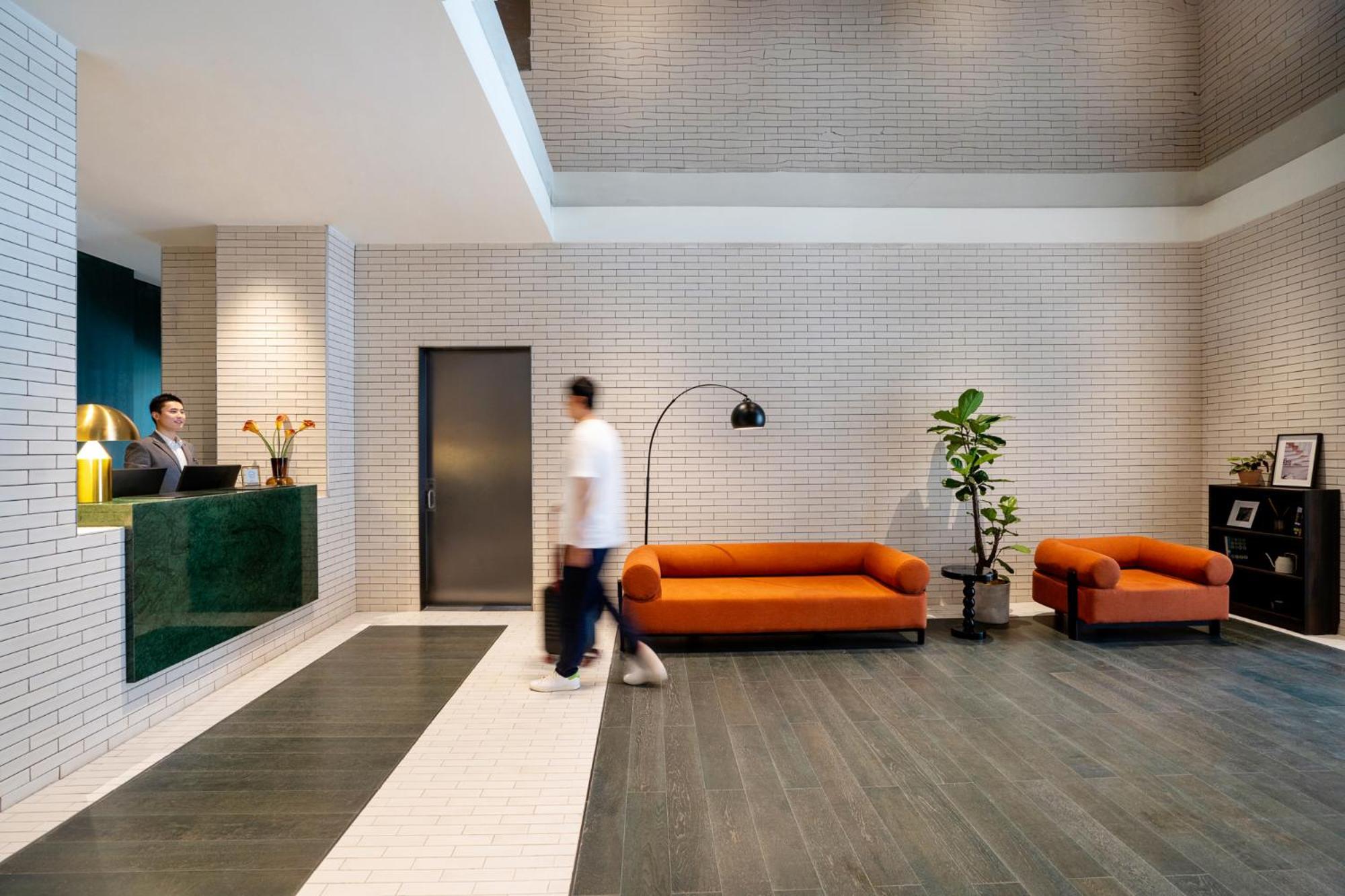 Base-Beijing Wangfujing Serviced Apartment- In Hutong &Bike Rental &Close To Forbidden City, Tian'Anmen Square &Subway Nearby &Free Coffee &Washing Machine,Kitchen &Restaurant Discount &English Speaking &High Speed Free Wifi Экстерьер фото The lobby of the hotel