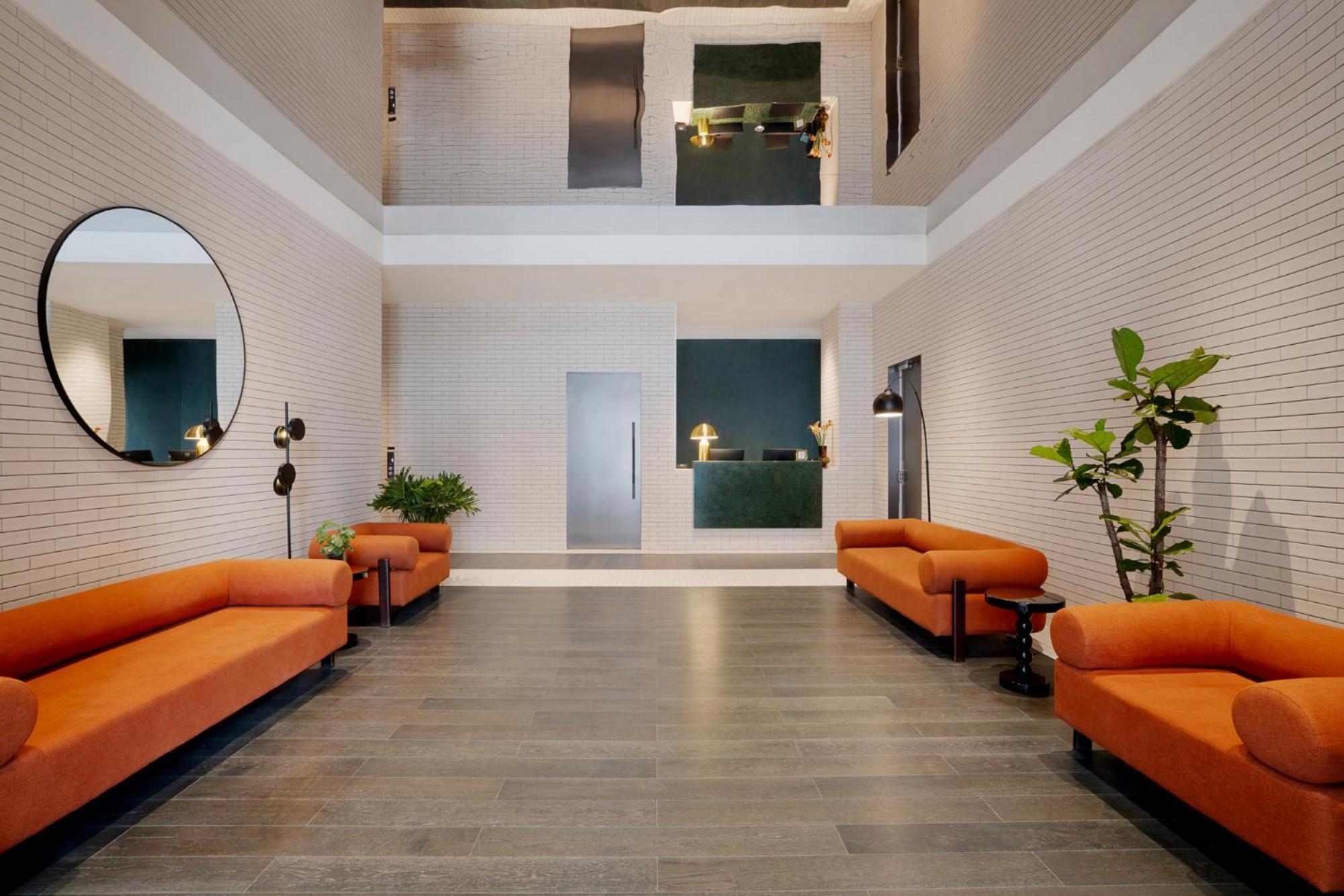 Base-Beijing Wangfujing Serviced Apartment- In Hutong &Bike Rental &Close To Forbidden City, Tian'Anmen Square &Subway Nearby &Free Coffee &Washing Machine,Kitchen &Restaurant Discount &English Speaking &High Speed Free Wifi Экстерьер фото The lobby of the hotel