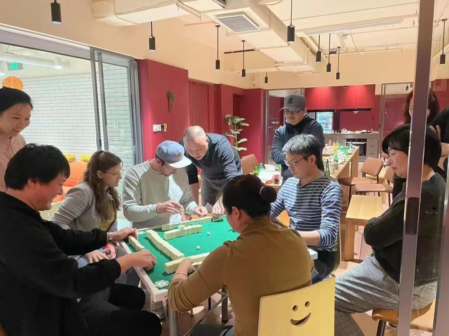 Base-Beijing Wangfujing Serviced Apartment- In Hutong &Bike Rental &Close To Forbidden City, Tian'Anmen Square &Subway Nearby &Free Coffee &Washing Machine,Kitchen &Restaurant Discount &English Speaking &High Speed Free Wifi Экстерьер фото A mahjong game in progress