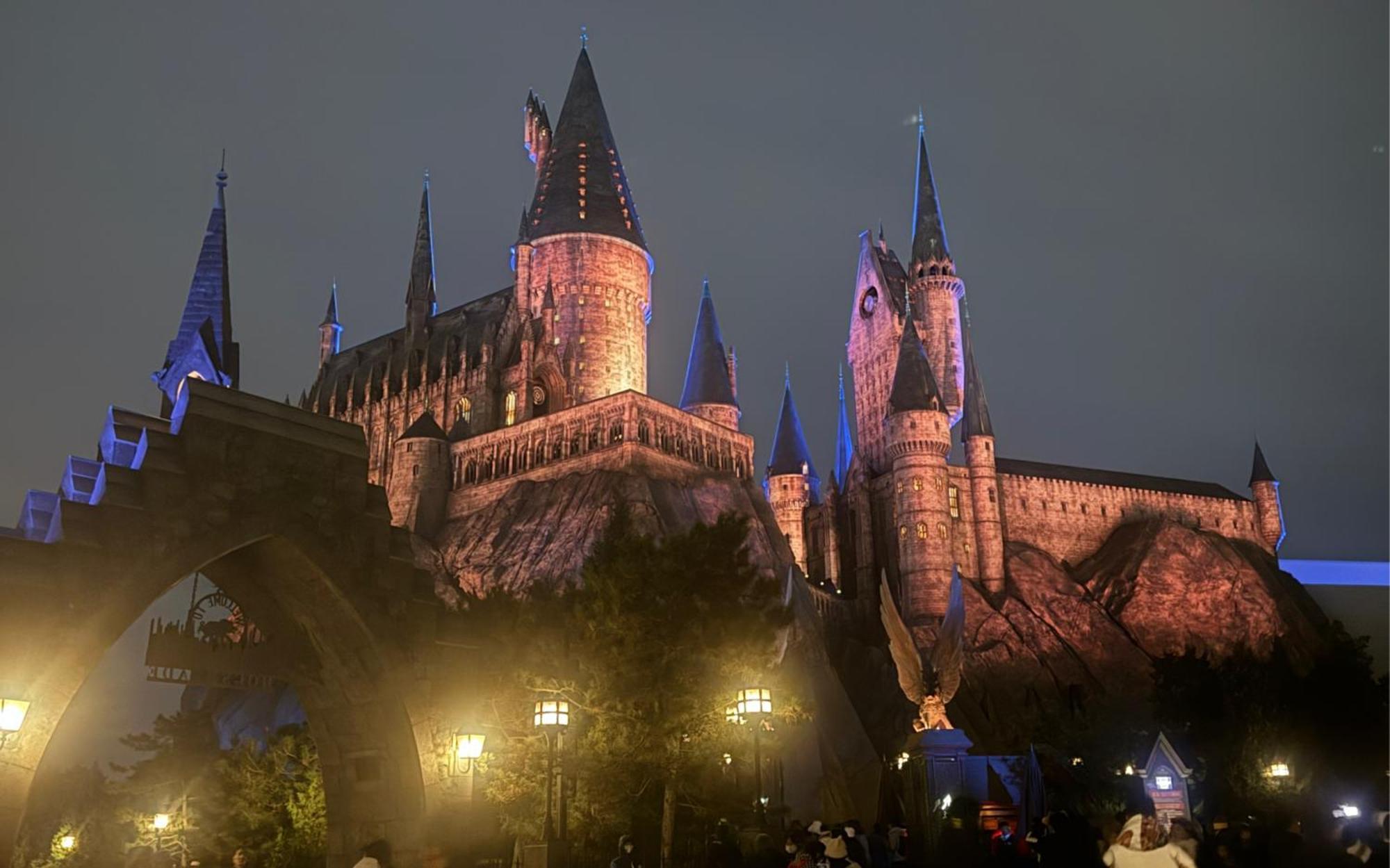 Base-Beijing Wangfujing Serviced Apartment- In Hutong &Bike Rental &Close To Forbidden City, Tian'Anmen Square &Subway Nearby &Free Coffee &Washing Machine,Kitchen &Restaurant Discount &English Speaking &High Speed Free Wifi Экстерьер фото Hogwarts Castle at The Wizarding World of Harry Potter