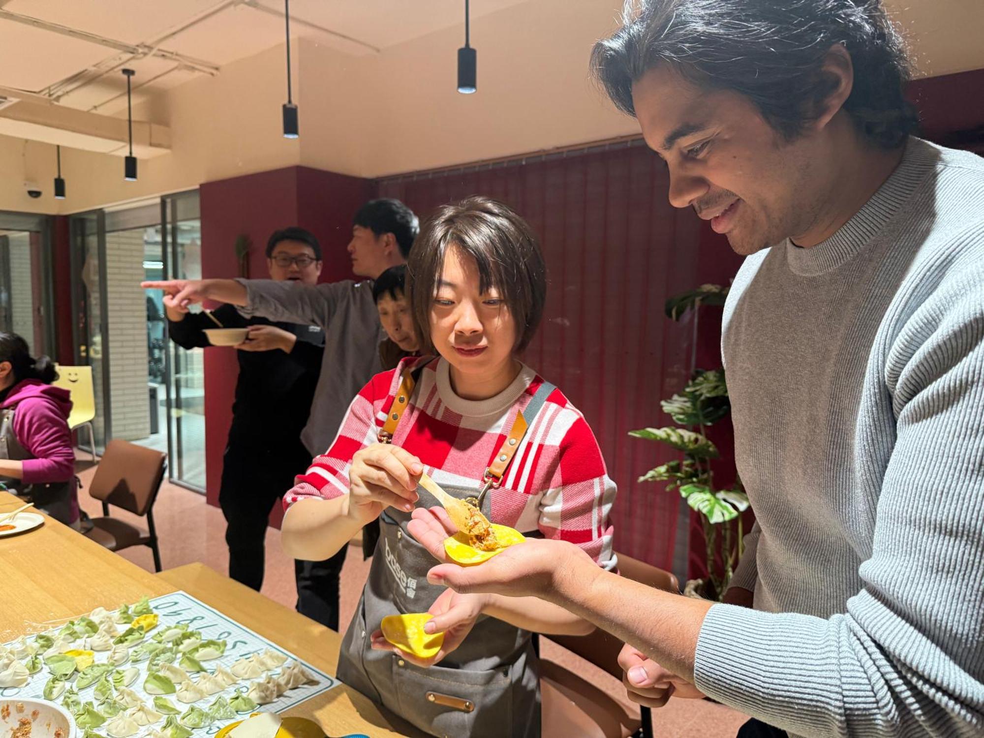 Base-Beijing Wangfujing Serviced Apartment- In Hutong &Bike Rental &Close To Forbidden City, Tian'Anmen Square &Subway Nearby &Free Coffee &Washing Machine,Kitchen &Restaurant Discount &English Speaking &High Speed Free Wifi Экстерьер фото A woman and a man at a restaurant in Tokyo, Japan