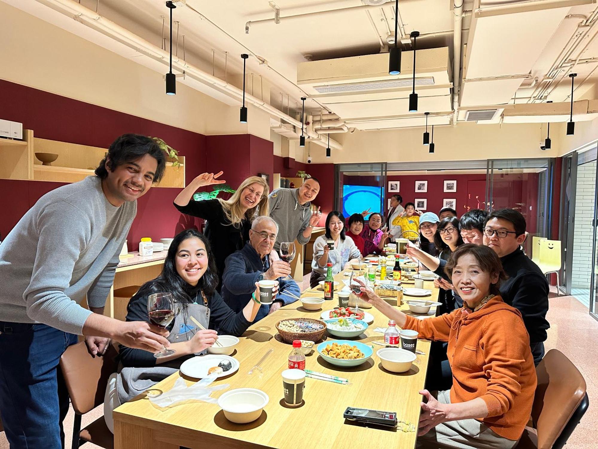 Base-Beijing Wangfujing Serviced Apartment- In Hutong &Bike Rental &Close To Forbidden City, Tian'Anmen Square &Subway Nearby &Free Coffee &Washing Machine,Kitchen &Restaurant Discount &English Speaking &High Speed Free Wifi Экстерьер фото A group of students from the University of Hong Kong, 2019