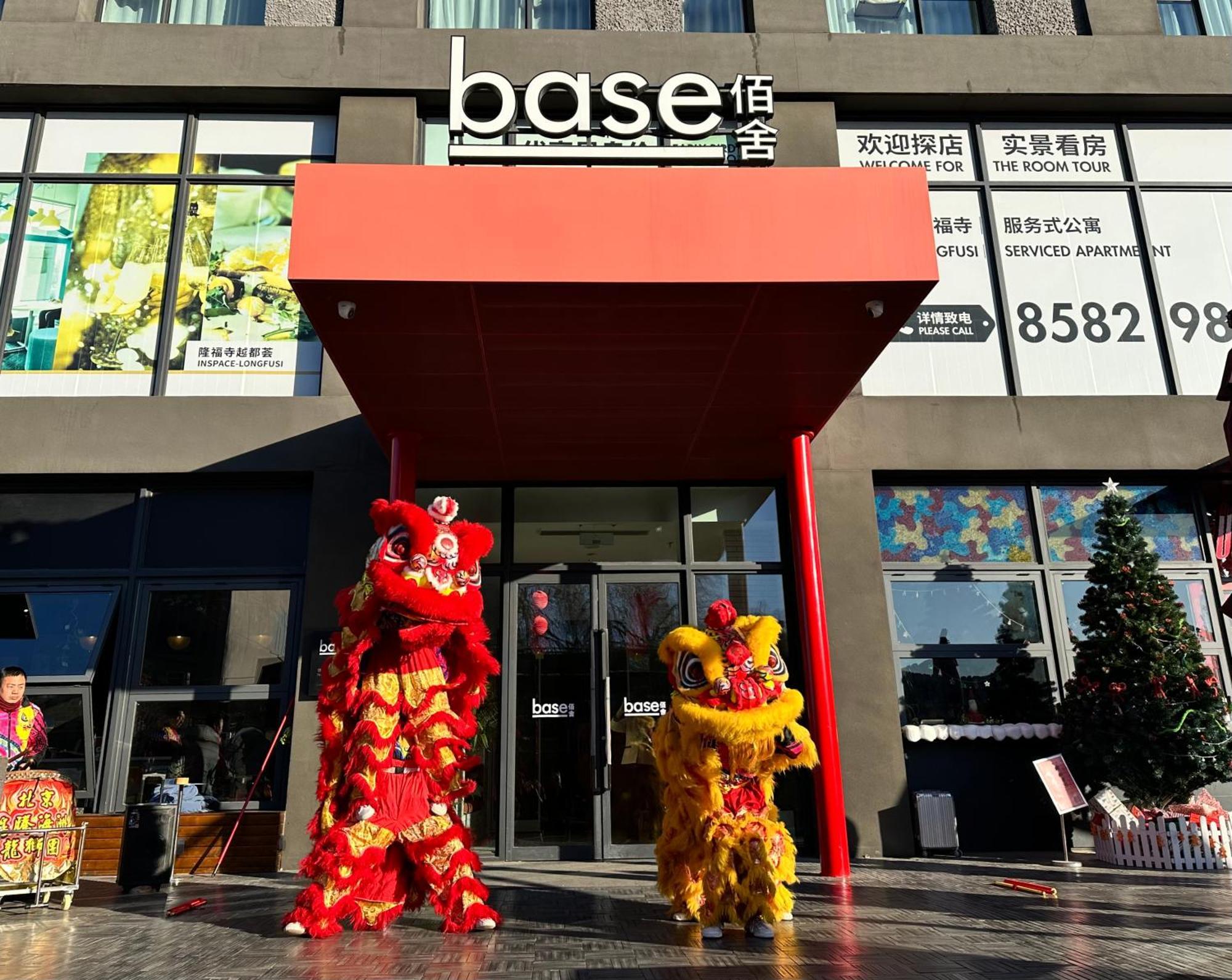 Base-Beijing Wangfujing Serviced Apartment- In Hutong &Bike Rental &Close To Forbidden City, Tian'Anmen Square &Subway Nearby &Free Coffee &Washing Machine,Kitchen &Restaurant Discount &English Speaking &High Speed Free Wifi Экстерьер фото Chinese New Year celebrations at Base Shopping Centre