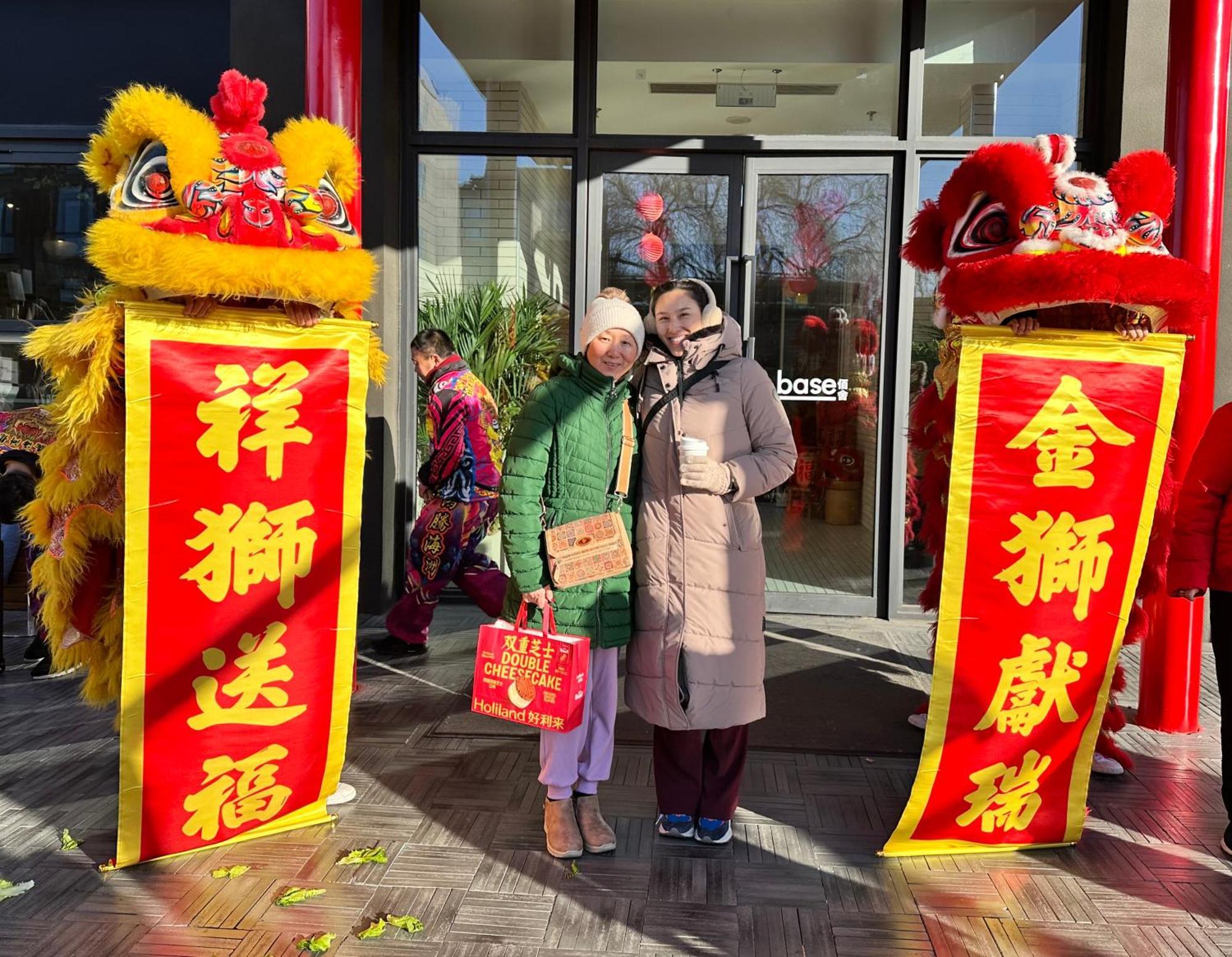 Base-Beijing Wangfujing Serviced Apartment- In Hutong &Bike Rental &Close To Forbidden City, Tian'Anmen Square &Subway Nearby &Free Coffee &Washing Machine,Kitchen &Restaurant Discount &English Speaking &High Speed Free Wifi Экстерьер фото Chinese New Year celebrations at the shopping centre in 2018